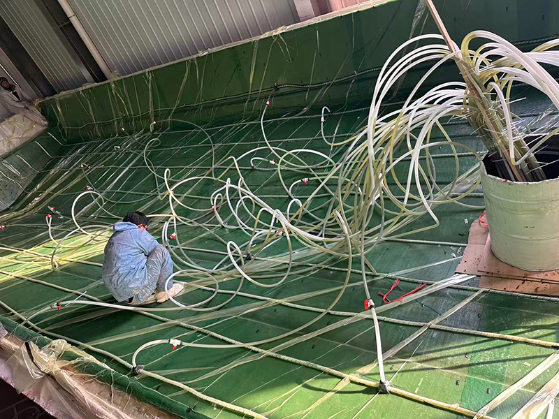 Η Lawada® υιοθετεί τεχνολογία έγχυσης κενού για τη γάστρα του σκάφους από υαλοβάμβακα, βελτιώνοντας την ποιότητα και την απόδοση